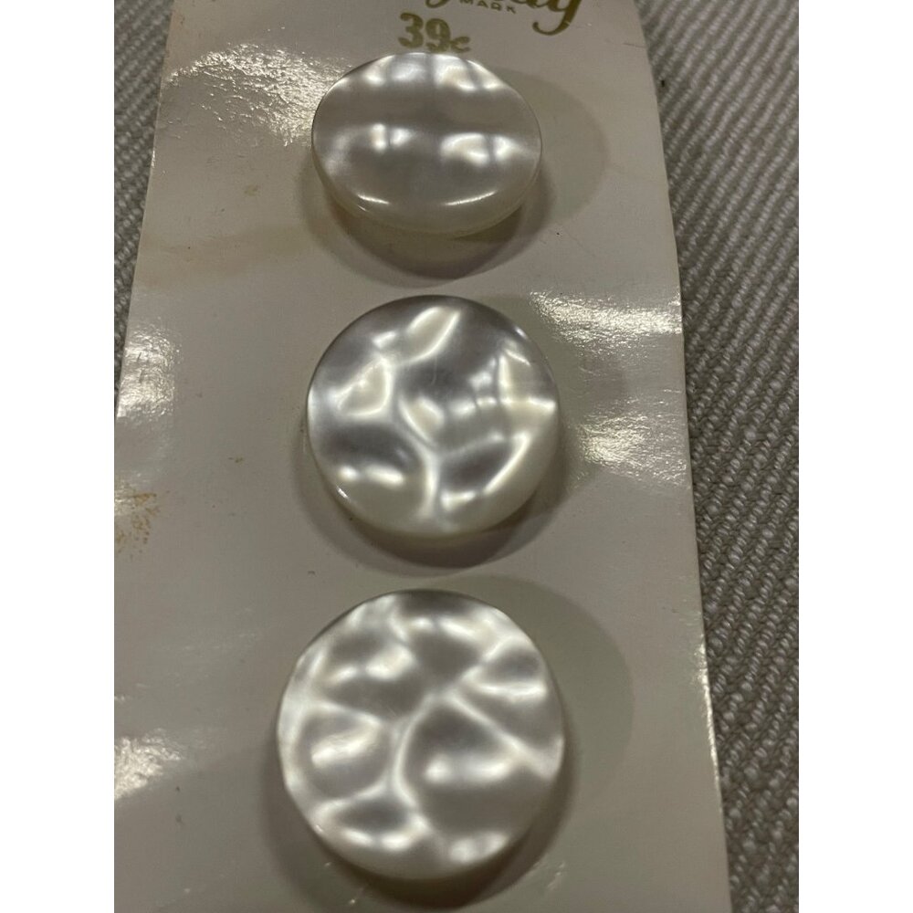 Vintage Luckyday Pearl Buttons NEW Old Stock Set of 4 113 Size 30 (3/4) - Picture 8 of 10